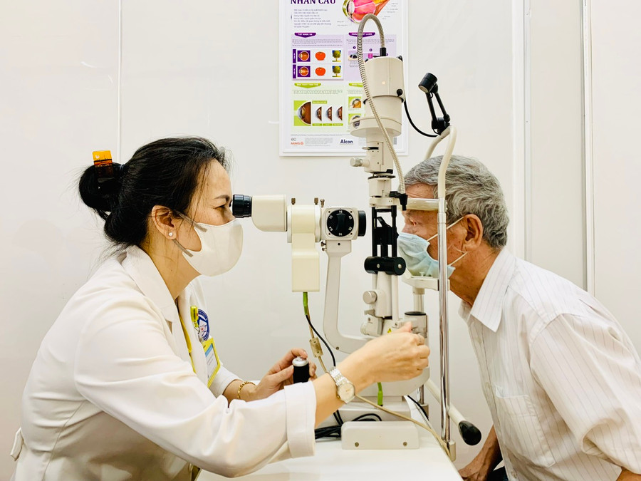 Bác sĩ Trung tâm Y tế TP. Pleiku khám bệnh cho người dân. Ảnh: Như Nguyện Bác sĩ Trung tâm Y tế TP. Pleiku khám bệnh cho người dân. Ảnh: Như Nguyện