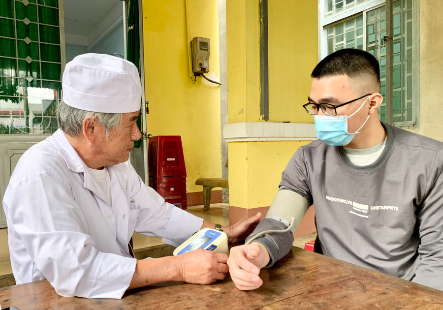 Trạm Y tế phường Hội Thương (TP. Pleiku) khám sàng lọc trước khi tiêm vắc xin cho người dân. Ảnh: Như Nguyện Trạm Y tế phường Hội Thương (TP. Pleiku) khám sàng lọc trước khi tiêm vắc xin cho người dân. Ảnh: Như Nguyện