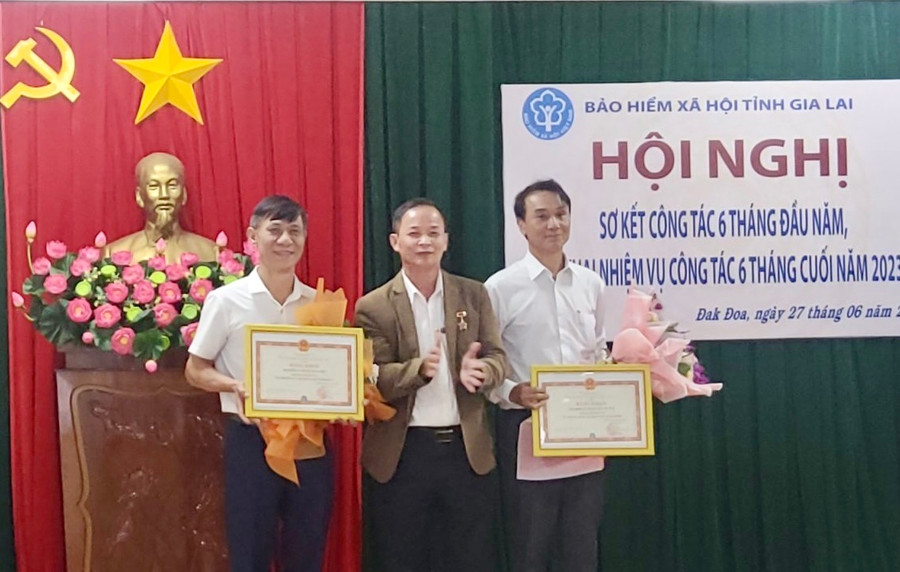 Ông Nguyễn Văn Mau (ngoài cùng bên phải) nhận giấy khen tại Hội nghị sơ kết 6 tháng đầu năm 2023. Ảnh: Như Nguyện