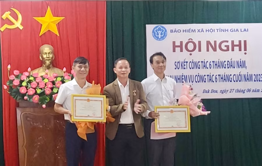 Ông Nguyễn Văn Mau (ngoài cùng bên phải) nhận giấy khen tại Hội nghị sơ kết 6 tháng đầu năm 2023. Ảnh: Như Nguyện