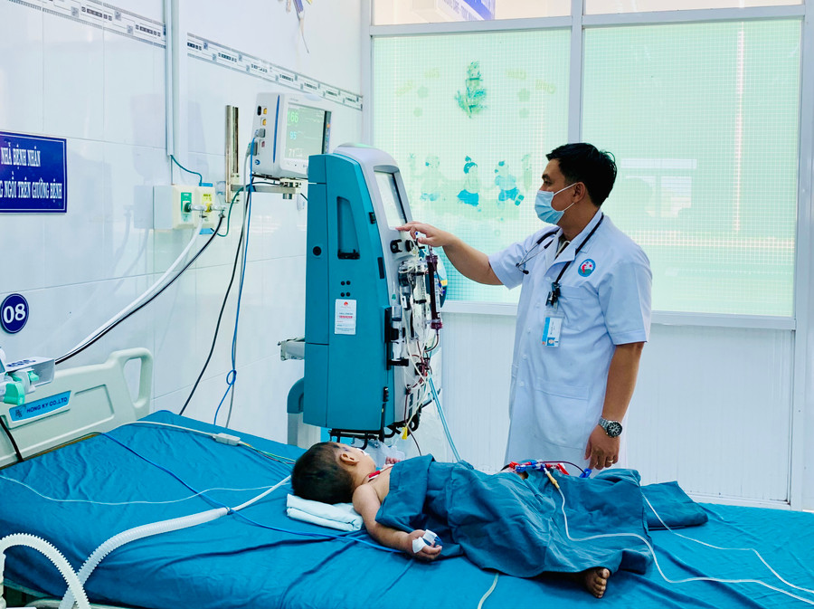 Kỹ thuật lọc máu liên tục được thực hiện lần đầu tiên tại Bệnh viện Nhi Gia Lai và thành công góp phần cứu sống bệnh nhi nguy kịch. Ảnh: Như Nguyện