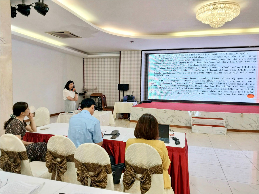 Đại diện Ban quản lý dự án hướng dẫn triển khai Câu lạc bộ chế biến thức ăn bổ sung dinh dưỡng cho trẻ dựa vào cộng động. Ảnh: Như Nguyện Đại diện Ban quản lý dự án hướng dẫn triển khai Câu lạc bộ chế biến thức ăn bổ sung dinh dưỡng cho trẻ dựa vào cộng động. Ảnh: Như Nguyện