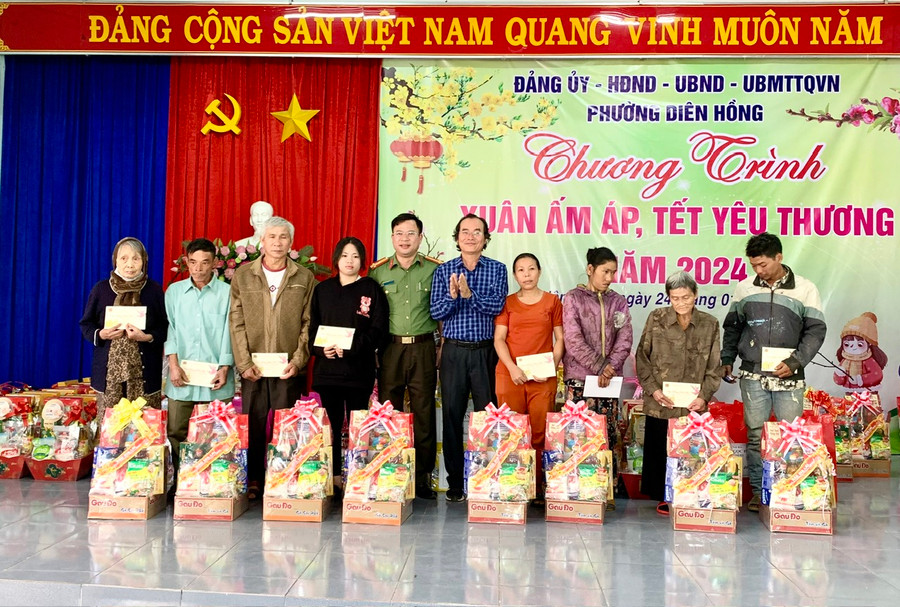 Ông Khuất Đình Viện (áo ca rô xanh)- Phó Tổng Biên tập Báo Gia Lai và đại diện Công an tỉnh trao quà đến bà con tại chương trình Xuân ấm áp, Tết yêu thương . Ảnh: Như Nguyện Ông Khuất Đình Viện (áo ca rô xanh)- Phó Tổng Biên tập Báo Gia Lai và đại diện Công an tỉnh trao quà đến bà con tại chương trình Xuân ấm áp, Tết yêu thương . Ảnh: Như Nguyện
