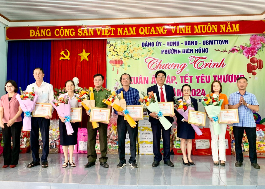 Đại diện lãnh đạo UBND phường Diên Hồng trao bảng ghi nhận, cám ơn đến các đơn vị, nhà hảo tâm hỗ trợ chương trình. Ảnh: Như Nguyện Đại diện lãnh đạo UBND phường Diên Hồng trao bảng ghi nhận, cám ơn đến các đơn vị, nhà hảo tâm hỗ trợ chương trình. Ảnh: Như Nguyện