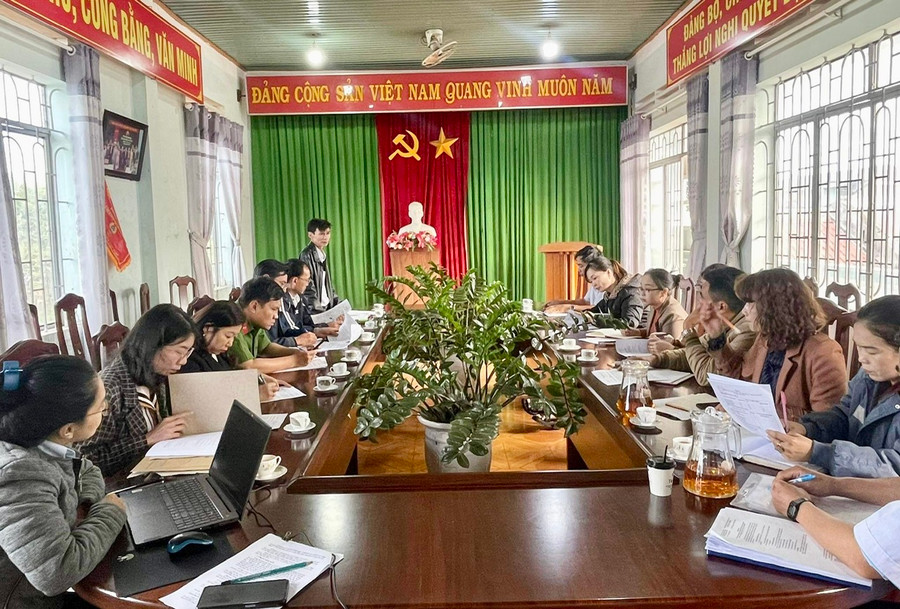 Ông Đỗ Tấn Thạnh (người đứng)- Phó Chi cục trưởng Chi cục An toàn Vệ sinh Thực phẩm tỉnh, Trưởng Đoàn kiểm tra liên ngành đảm bảo ATTP trong dịp Tết Nguyên đán Giáp Thìn năm 2024 của tỉnh phát biểu tại buổi làm việc với Ban Chỉ đạo liên ngành về ATTP xã Ia Băng. Ảnh: Như Nguyện