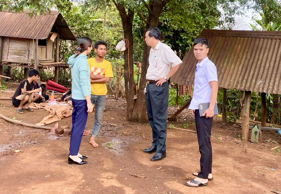 Cán bộ Chi cục An toàn Vệ sinh Thực phẩm tỉnh và xã Ia Băng tuyên truyền đến người dân về đảm bảo ATTP, phòng ngừa ngộ độc thực phẩm, khuyến cáo người dân không nên sử dụng cóc làm thức ăn. Ảnh: Như Nguyện