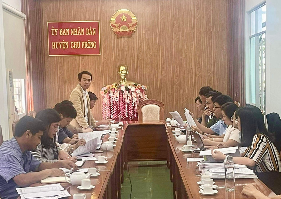 Quang cảnh buổi làm việc của Đoàn kiểm tra liên ngành đảm bảo ATTP trong dịp Tết Nguyên đán Giáp Thìn năm 2024 của tỉnh với Ban Chỉ đạo liên ngành về ATTP huyện Chư Prông. Ảnh: Như Nguyện