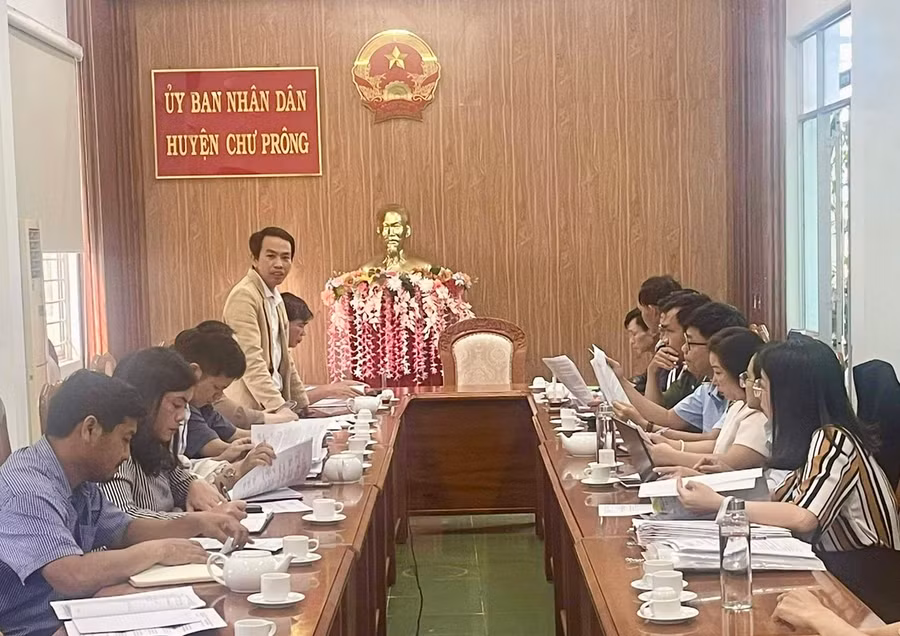 Quang cảnh buổi làm việc của Đoàn kiểm tra liên ngành đảm bảo ATTP trong dịp Tết Nguyên đán Giáp Thìn năm 2024 của tỉnh với Ban Chỉ đạo liên ngành về ATTP huyện Chư Prông. Ảnh: Như Nguyện