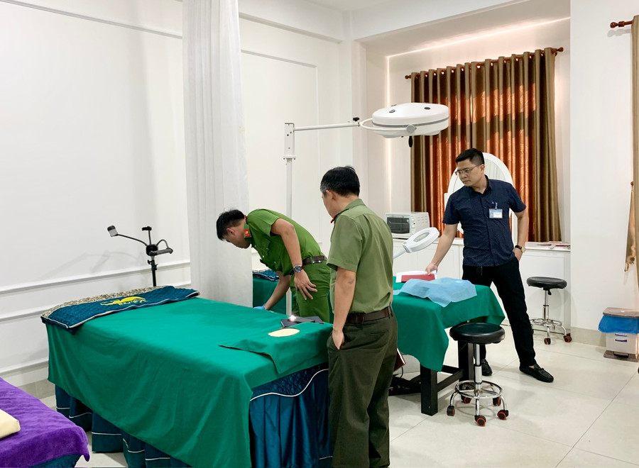 Đoàn kiểm tra liên ngành kiểm tra về hành nghề khám bệnh, chữa bệnh, phòng khám phẫu thuật thẩm mỹ và các cơ sở dịch vụ thẩm mỹ trên địa bàn tỉnh Gia Lai. Ảnh: Như Nguyện