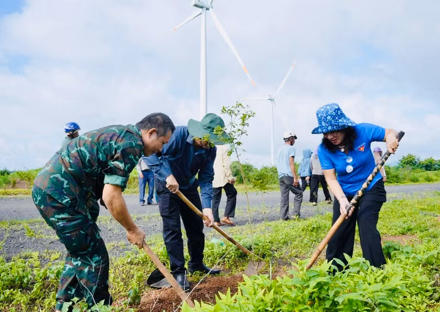 Chính quyền địa phương huyện Chư Pưh và xã Chư Don phối hợp cùng Trung tâm Tình nguyện Quốc gia, Mạng lưới Tình nguyện Quốc gia khu vực Tây Nguyên, Câu lạc bộ Cơm từ thiện Pleiku phát động trồng cây xanh. Ảnh: Phạm Công Quý Chính quyền địa phương huyện Chư Pưh và xã Chư Don phối hợp cùng Trung tâm Tình nguyện Quốc gia, Mạng lưới Tình nguyện Quốc gia khu vực Tây Nguyên, Câu lạc bộ Cơm từ thiện Pleiku phát động trồng cây xanh. Ảnh: Phạm Công Quý