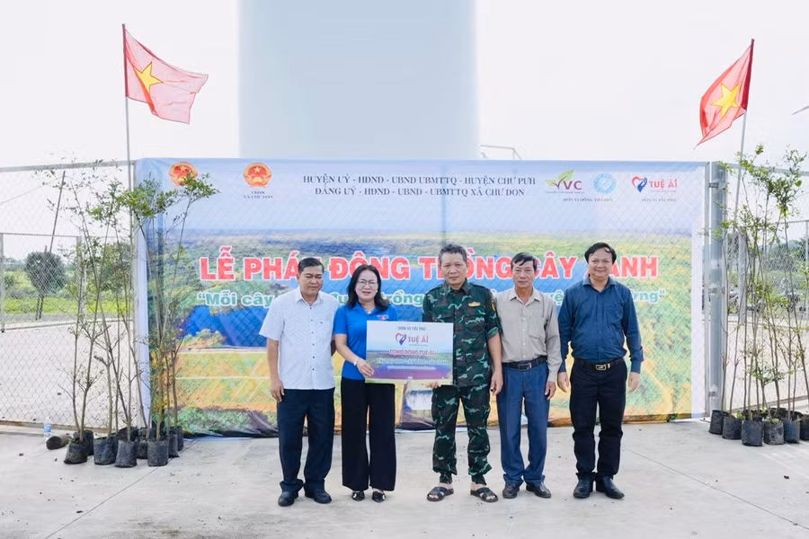 Bà Lý Thị Hồng Trị-Trưởng Ban Thường trực Mạng lưới Tình nguyện Quốc gia khu vực Tây Nguyên, Chủ nhiệm Câu lạc bộ Cơm từ thiện Pleiku trao bảng tượng trưng Công trình 1.000 cây bàng Đài Loan đến đại diện lãnh đạo huyện Chư Pưh và xã Chư Don. Ảnh: Phạm Công Quý