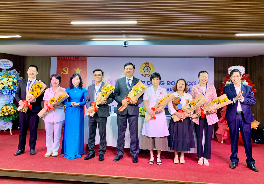 Ban chấp hành Công đoàn cơ sở Công ty TNHH Bệnh viện Hùng Vương Gia Lai nhiệm kỳ 2024-2028 ra mắt. Ông Bùi Viết Hoàng (giữa)-Phó Giám đốc được tín nhiệm bầu làm Chủ tịch Công đoàn cơ sở Công ty TNHH Bệnh viện Hùng Vương Gia Lai . Ảnh: Như Nguyện