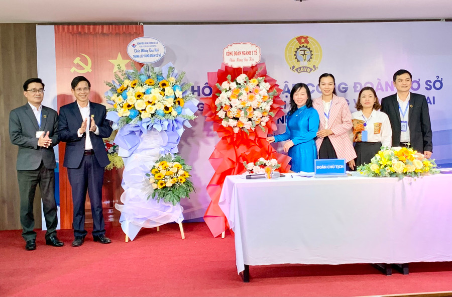 Bà Nguyễn Thị Ánh Xuân (áo dài xanh)- Chủ tịch Công đoàn ngành Y tế Gia Lai tặng hoa chúc mừng và phát biểu chỉ đạo tại đại hội. Ảnh: Như Nguyện