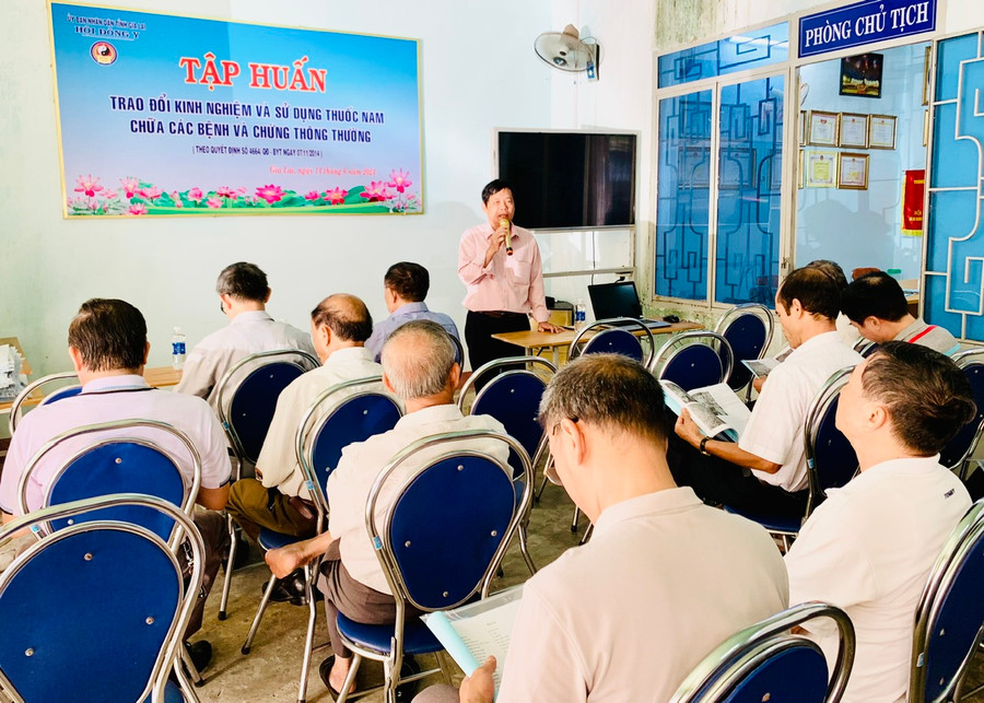 Ngày 14-6, Hội Đông y tỉnh Gia Lai tập huấn sử dụng thuốc nam chữa các bệnh và chứng thông thường cho hội viên. Ảnh: Như Nguyện