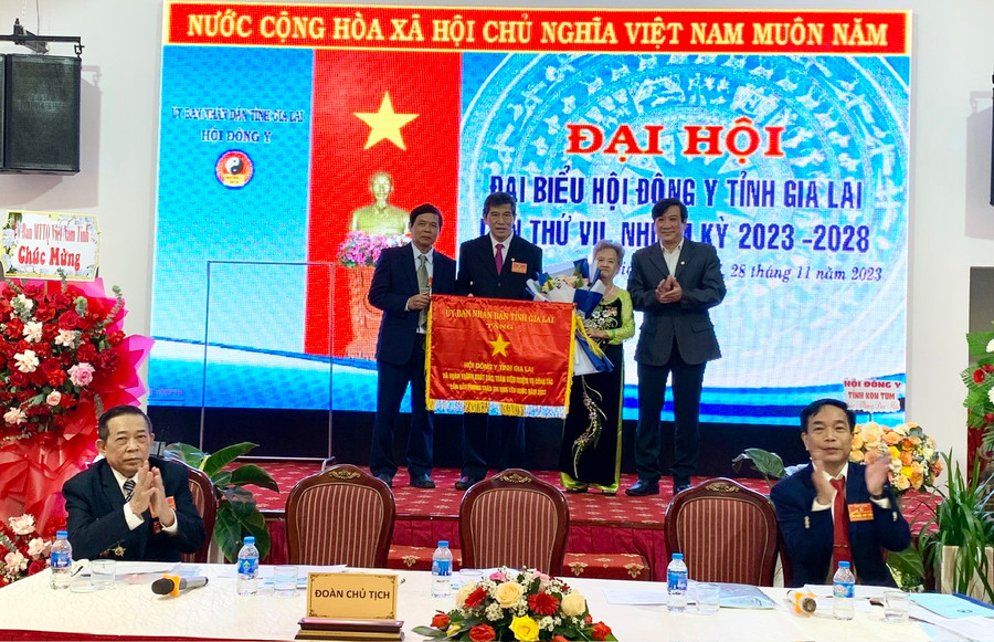 Hội Đông y tỉnh vinh dự được UBND tỉnh, Trung ương Hội Đông y Việt Nam tặng Cờ thi đua. Ảnh: Như Nguyện Hội Đông y tỉnh vinh dự được UBND tỉnh, Trung ương Hội Đông y Việt Nam tặng Cờ thi đua. Ảnh: Như Nguyện