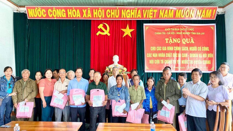 Đại diện Khối thi đua các tổ chức chính trị, xã hội, nghề nghiệp tỉnh Gia Lai trao quà tại huyện Kbang sáng 22-9. Ảnh: Như Nguyện