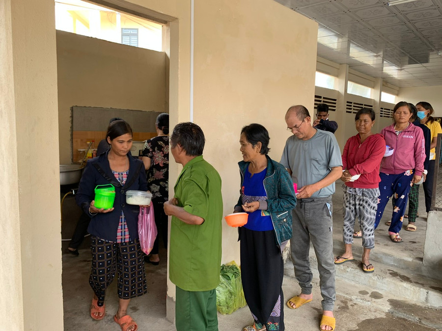 Bệnh nhân chạy thận nhân tạo tại Bệnh viện Đa khoa Gia Lai được hỗ trợ suất ăn miễn phí từ thứ hai đến thứ sáu hàng tuần. Ảnh: Như Nguyện Bệnh nhân chạy thận nhân tạo tại Bệnh viện Đa khoa Gia Lai được hỗ trợ suất ăn miễn phí từ thứ hai đến thứ sáu hàng tuần. Ảnh: Như Nguyện