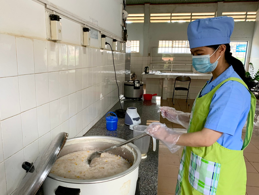 Các suất ăn miễn phí được chế biến dinh dưỡng, phù hợp cho các bệnh nhân chạy thận nhân tạo nói riêng và người bệnh nói chung. Ảnh: Như Nguyện Các suất ăn miễn phí được chế biến dinh dưỡng, phù hợp cho các bệnh nhân chạy thận nhân tạo nói riêng và người bệnh nói chung. Ảnh: Như Nguyện