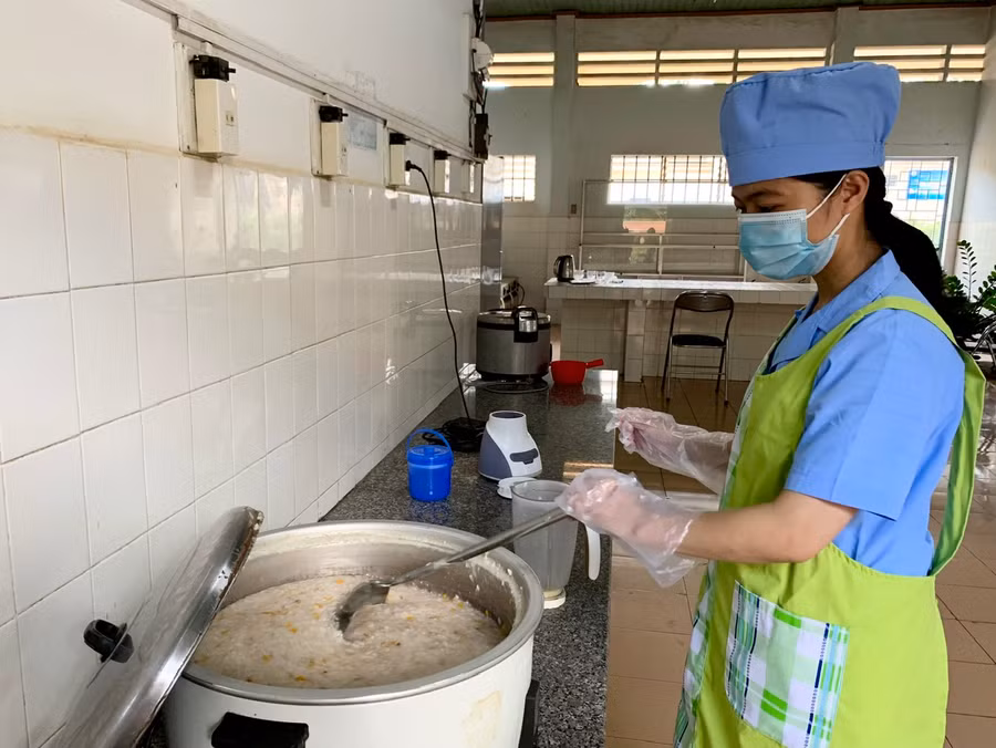 Các suất ăn miễn phí được chế biến dinh dưỡng, phù hợp cho các bệnh nhân chạy thận nhân tạo nói riêng và người bệnh nói chung. Ảnh: Như Nguyện