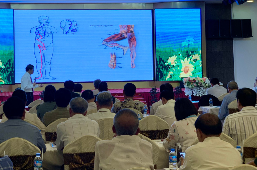 Lương y Nguyễn Ngữ-Chủ tịch Hội Đông y tỉnh Gia Lai trình bày chuyên luận Bàn về tăng cường hiệu quả của thuốc Nam. Ảnh: Như Nguyện Lương y Nguyễn Ngữ-Chủ tịch Hội Đông y tỉnh Gia Lai trình bày chuyên luận Bàn về tăng cường hiệu quả của thuốc Nam. Ảnh: Như Nguyện