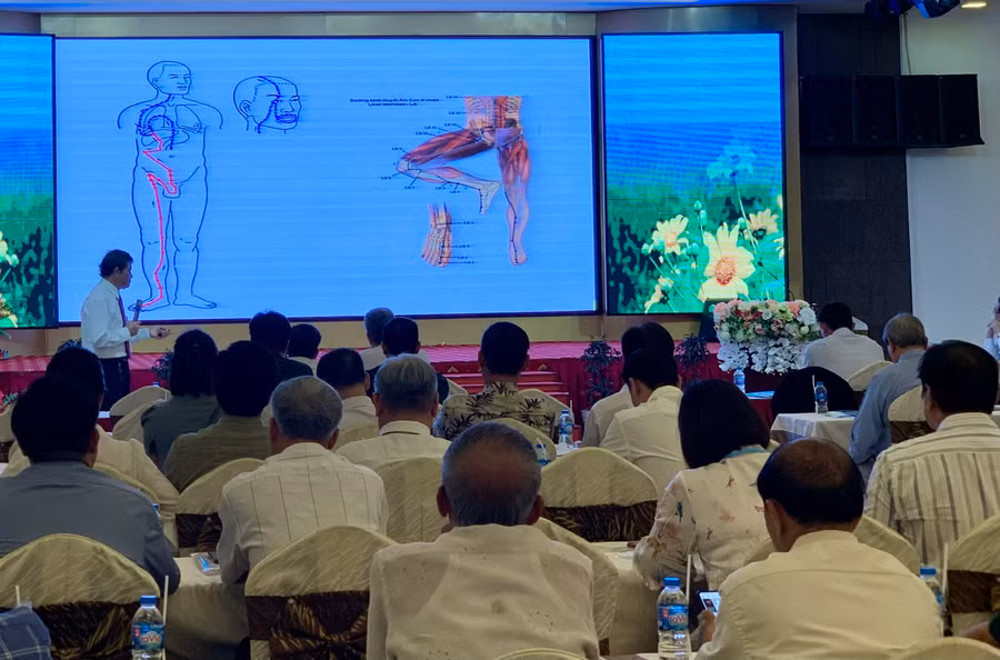 Lương y Nguyễn Ngữ-Chủ tịch Hội Đông y tỉnh Gia Lai trình bày chuyên luận Bàn về tăng cường hiệu quả của thuốc Nam. Ảnh: Như Nguyện