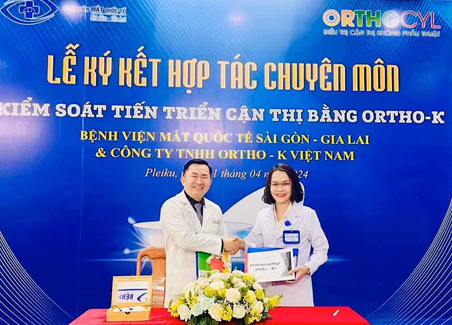 Đại diện Bệnh viện Mắt Quốc tế Sài Gòn-Gia Lai và Công ty TNHH ORTHO-K VIỆT NAM ký kết hợp tác. Ảnh: Đơn vị cung cấp