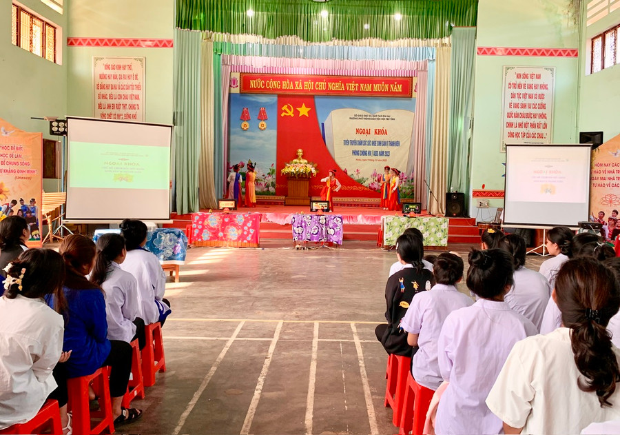 Quang cảnh buổi sinh hoạt ngoại khóa tuyên truyền chăm sóc sức khỏe sinh sản vị thành niên, phòng-chống HIV/AIDS tại Trường Phổ thông dân tộc nội trú tỉnh Gia Lai chiều 9-12. Ảnh: Như Nguyện Quang cảnh buổi sinh hoạt ngoại khóa tuyên truyền chăm sóc sức khỏe sinh sản vị thành niên, phòng-chống HIV/AIDS tại Trường Phổ thông dân tộc nội trú tỉnh Gia Lai chiều 9-12. Ảnh: Như Nguyện