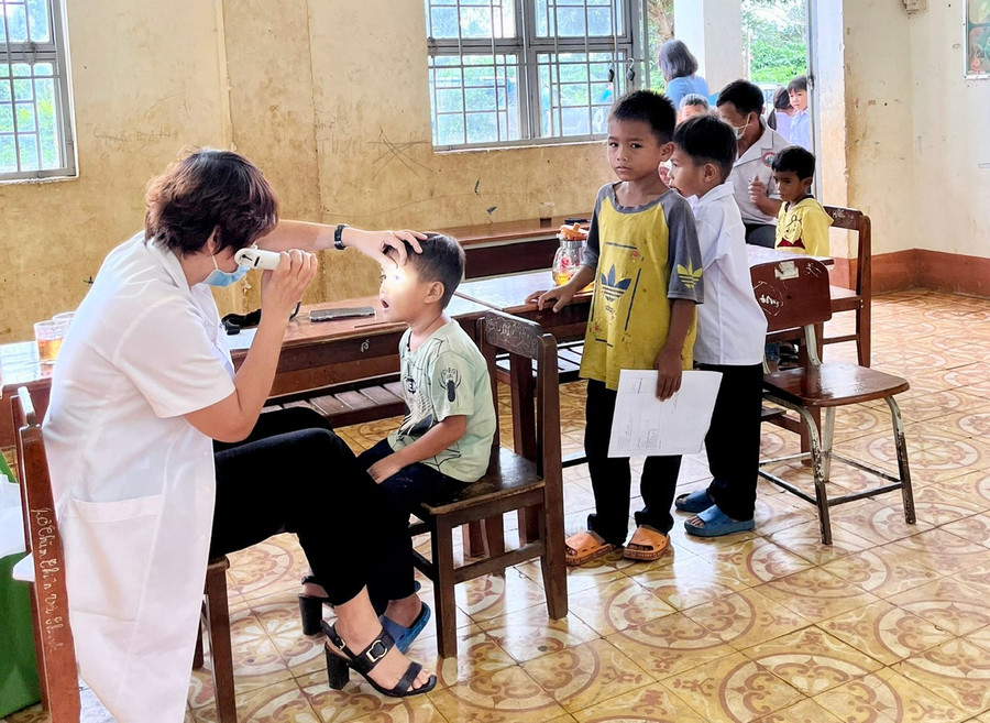 Trung tâm Kiểm soát bệnh tật Gia Lai khám sàng lọc bệnh tật học đường tại Trường tiểu học Ia Nhin, huyện Chư Păh. Ảnh: Như Nguyện Trung tâm Kiểm soát bệnh tật Gia Lai khám sàng lọc bệnh tật học đường tại Trường tiểu học Ia Nhin, huyện Chư Păh. Ảnh: Như Nguyện