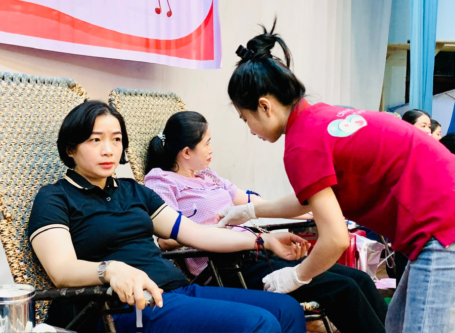 Đông đảo các tầng lớp Nhân dân hăng hái tham gia hiến máu hưởng ứng 24 năm Ngày Toàn dân hiến máu tình nguyện (7/4/2000-7/4/2024). Ảnh: Như Nguyện Đông đảo các tầng lớp Nhân dân hăng hái tham gia hiến máu hưởng ứng 24 năm Ngày Toàn dân hiến máu tình nguyện (7/4/2000-7/4/2024). Ảnh: Như Nguyện