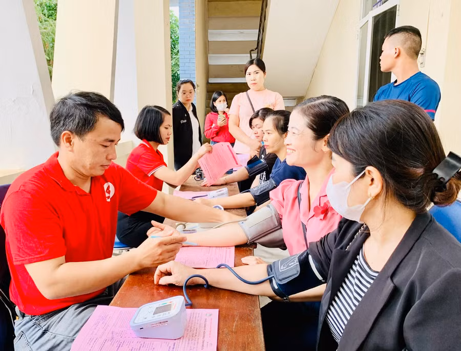 Người dân được khám sàng lọc sức khỏe kỹ càng trước khi hiến máu. Ảnh: Như Nguyện