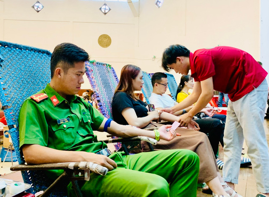 Đông đảo người dân tham gia hiến máu hưởng ứng 24 năm Ngày Toàn dân hiến máu tình nguyện (7/4/2000-7/4/2024). Ảnh: Như Nguyện Đông đảo người dân tham gia hiến máu hưởng ứng 24 năm Ngày Toàn dân hiến máu tình nguyện (7/4/2000-7/4/2024). Ảnh: Như Nguyện