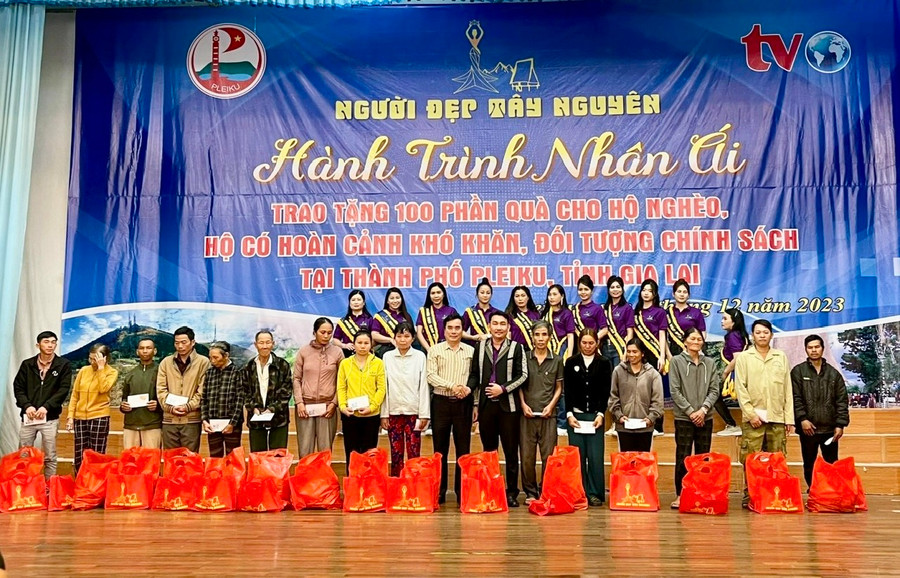 Đại diện chính quyền địa phương và nhà tài trợ chụp hình lưu niệm với các gia đình. Ảnh: Như Nguyện