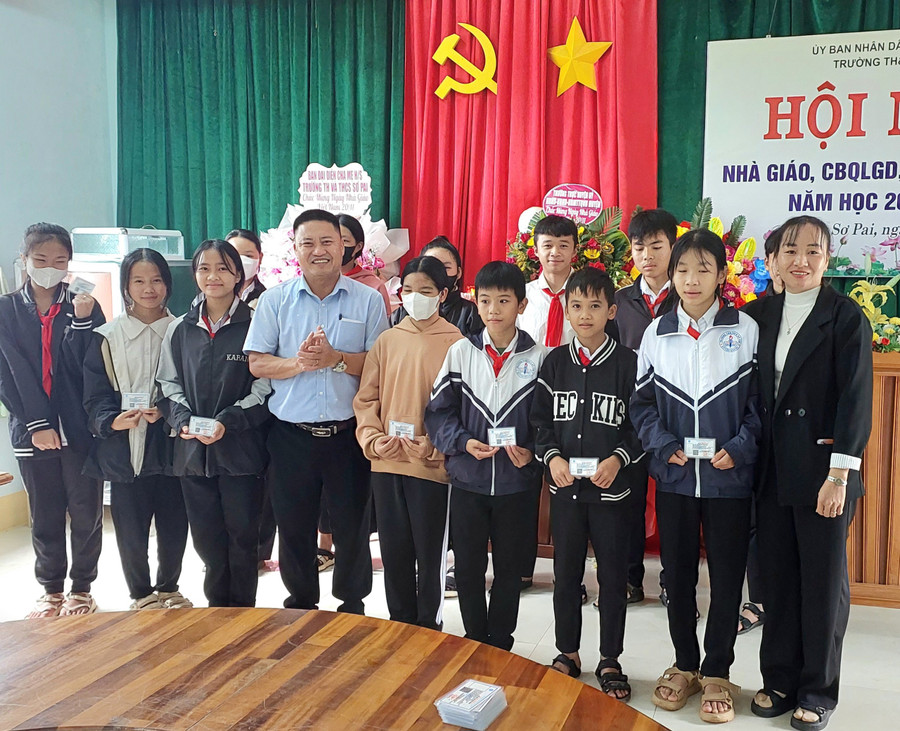 Ông Nguyễn Huy Giáp- Giám đốc BHXH huyện Kbang trao thẻ BHYT cho các em học sinh dân tộc thiểu số Trường Tiểu học và Trung học cơ sở xã Sơ Pai, huyện Kbang. Ảnh: Như Nguyện Ông Nguyễn Huy Giáp- Giám đốc BHXH huyện Kbang trao thẻ BHYT cho các em học sinh dân tộc thiểu số Trường Tiểu học và Trung học cơ sở xã Sơ Pai, huyện Kbang. Ảnh: Như Nguyện