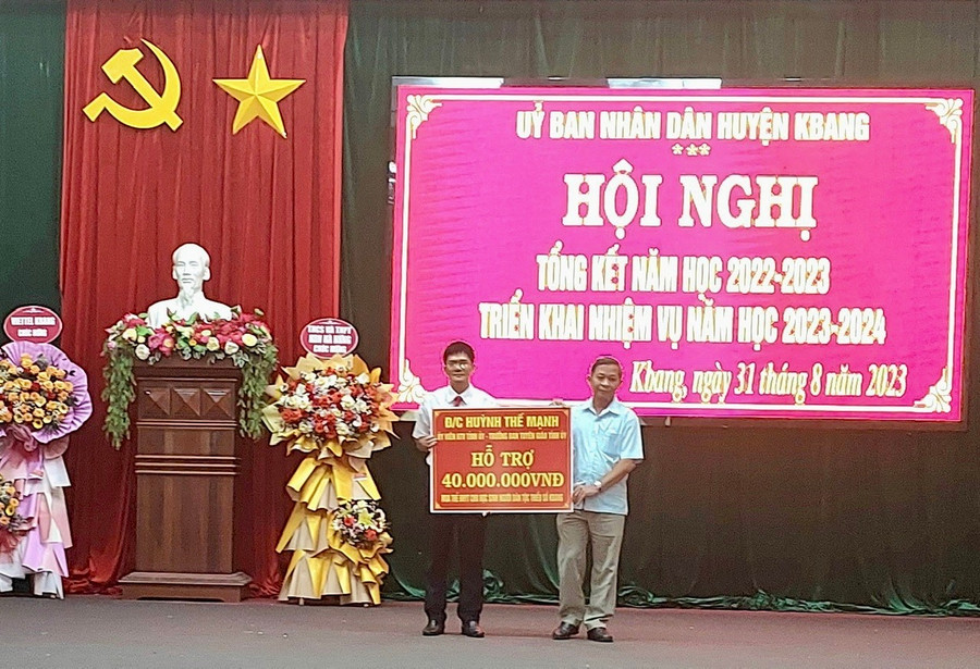 Ông Huỳnh Thế Mạnh (bên phải)-Ủy viên Ban Thường vụ Tỉnh ủy, Trưởng ban Tuyên giáo Tỉnh ủy trao 40 triệu đồng hỗ trợ mua thẻ BHYT cho học sinh huyện Kbang năm học 2023-2024. Ảnh: Như Nguyện Ông Huỳnh Thế Mạnh (bên phải)-Ủy viên Ban Thường vụ Tỉnh ủy, Trưởng ban Tuyên giáo Tỉnh ủy trao 40 triệu đồng hỗ trợ mua thẻ BHYT cho học sinh huyện Kbang năm học 2023-2024. Ảnh: Như Nguyện
