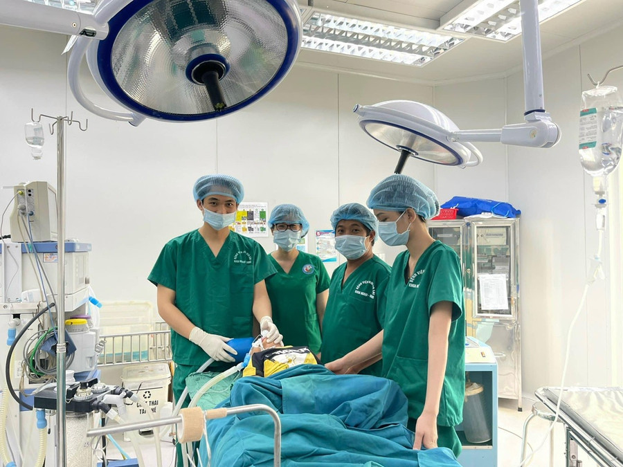 Ê kíp bác sĩ Bệnh viện Nhi Gia Lai thực hiện mổ lấy răng trong mũi cho bệnh nhân. Ảnh: Bệnh viện Nhi cung cấp