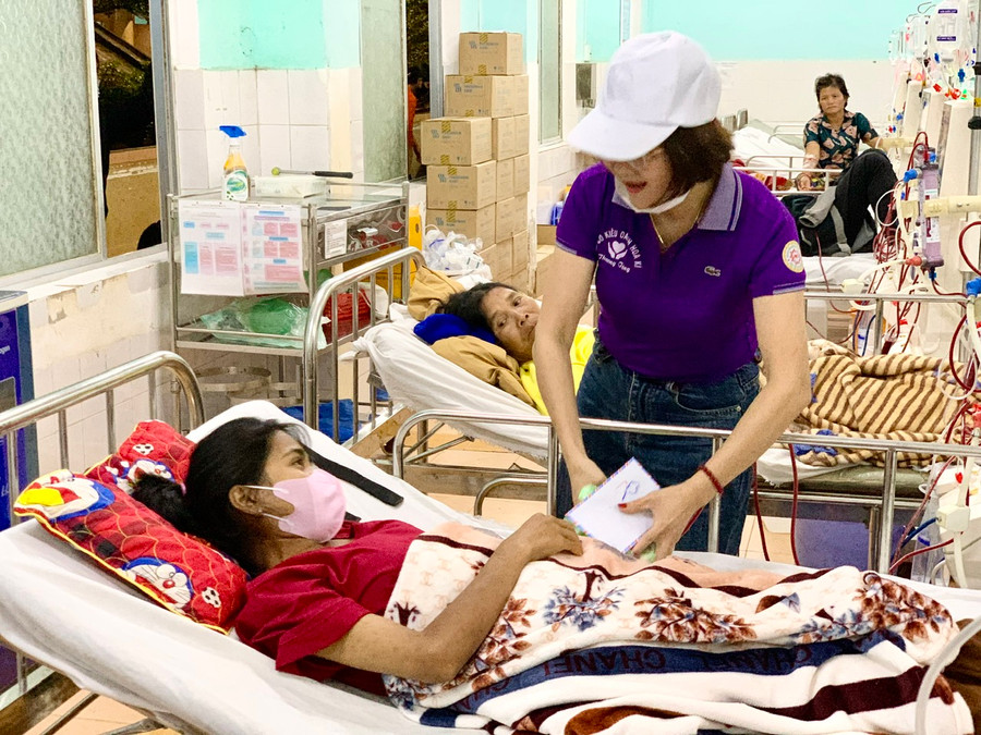 Các bệnh nhân phấn khởi được tặng quà đêm giao thừa. Ảnh: Như Nguyện Các bệnh nhân phấn khởi được tặng quà đêm giao thừa. Ảnh: Như Nguyện