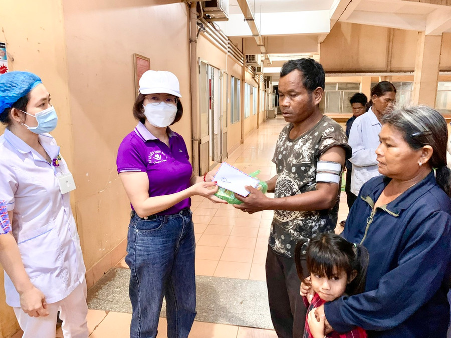 Mạnh Thường Quân trao quà cho bệnh nhân chạy thận tại Khoa Hồi sức tích cực chống độc (Bệnh viện Đa khoa Gia Lai). Ảnh Như Nguyện Mạnh Thường Quân trao quà cho bệnh nhân chạy thận tại Khoa Hồi sức tích cực chống độc (Bệnh viện Đa khoa Gia Lai). Ảnh Như Nguyện