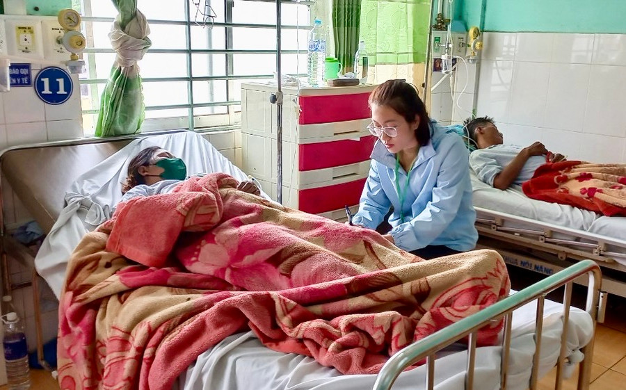 Cán bộ Chi cục An toàn vệ sinh thực phẩm tỉnh lấy thông tin về vụ ngộ độc tại Bệnh viện Đa khoa tỉnh Gia Lai. Ảnh: Như Nguyện Cán bộ Chi cục An toàn vệ sinh thực phẩm tỉnh lấy thông tin về vụ ngộ độc tại Bệnh viện Đa khoa tỉnh Gia Lai. Ảnh: Như Nguyện