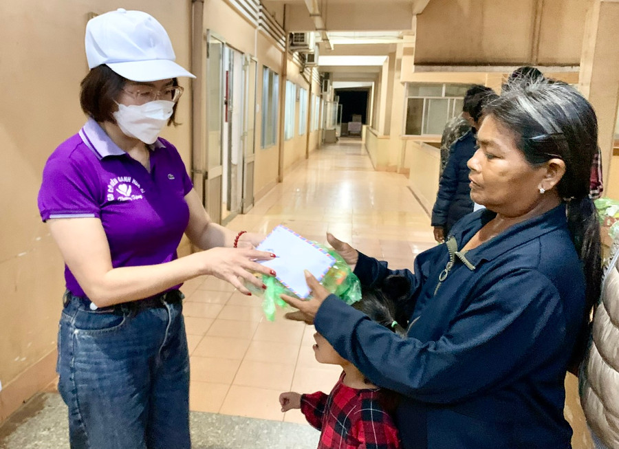 Câu lạc bộ thiện nguyện Quỹ tự phát Pleiku trao 237 phần quà và lì xì đến các bệnh nhân nằm điều trị tại Bệnh viện Đa khoa Gia Lai. Ảnh: Như Nguyện Câu lạc bộ thiện nguyện Quỹ tự phát Pleiku trao 237 phần quà và lì xì đến các bệnh nhân nằm điều trị tại Bệnh viện Đa khoa Gia Lai. Ảnh: Như Nguyện