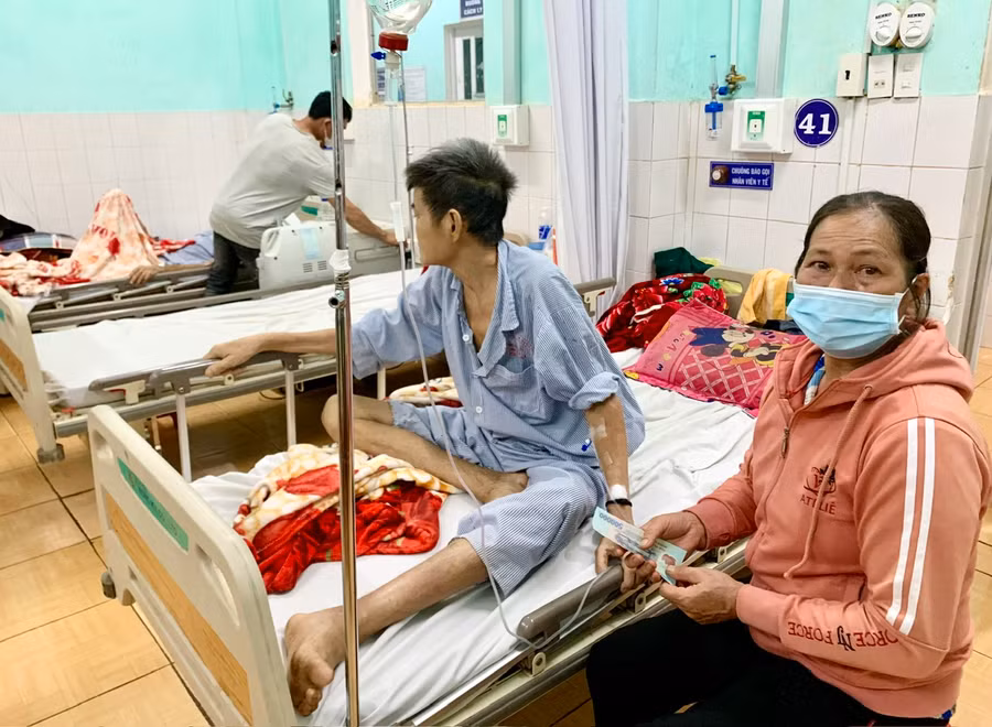 Năm nay vợ chồng bà Đinh Thị Thu (thôn Lũng Vân, xã Ia Lâu, huyện Chư Prông) phải đón Tết tại bệnh viện. Ảnh: Như Nguyện