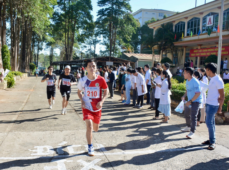 Hội thao thu hút trên 200 vận động viên tham gia thi đấu 6 môn. Ảnh: Như Nguyện Hội thao thu hút trên 200 vận động viên tham gia thi đấu 6 môn. Ảnh: Như Nguyện