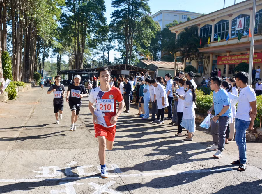 Hội thao thu hút trên 200 vận động viên tham gia thi đấu 6 môn. Ảnh: Như Nguyện