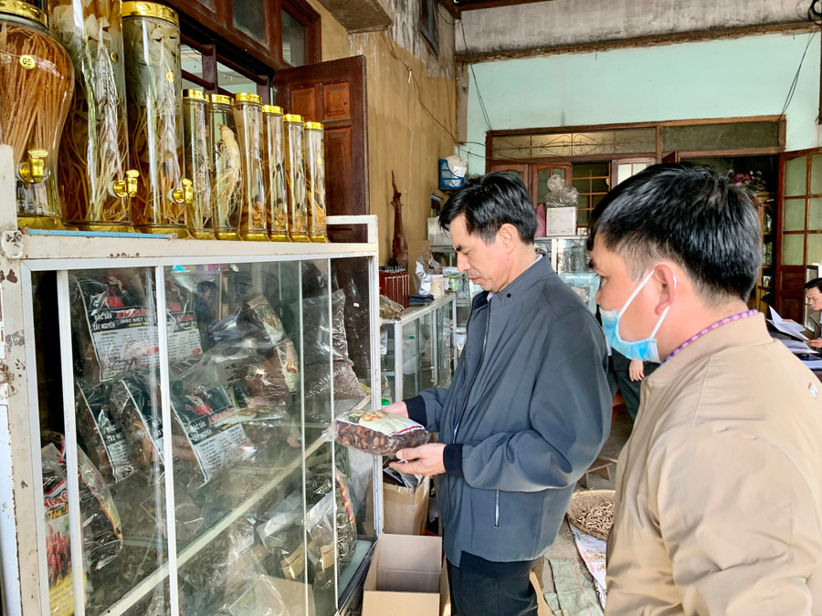 Đoàn kiểm tra liên ngành của tỉnh tăng cường kiểm tra an toàn thực phẩm trong dịp Tết. Ảnh: Như Nguyện