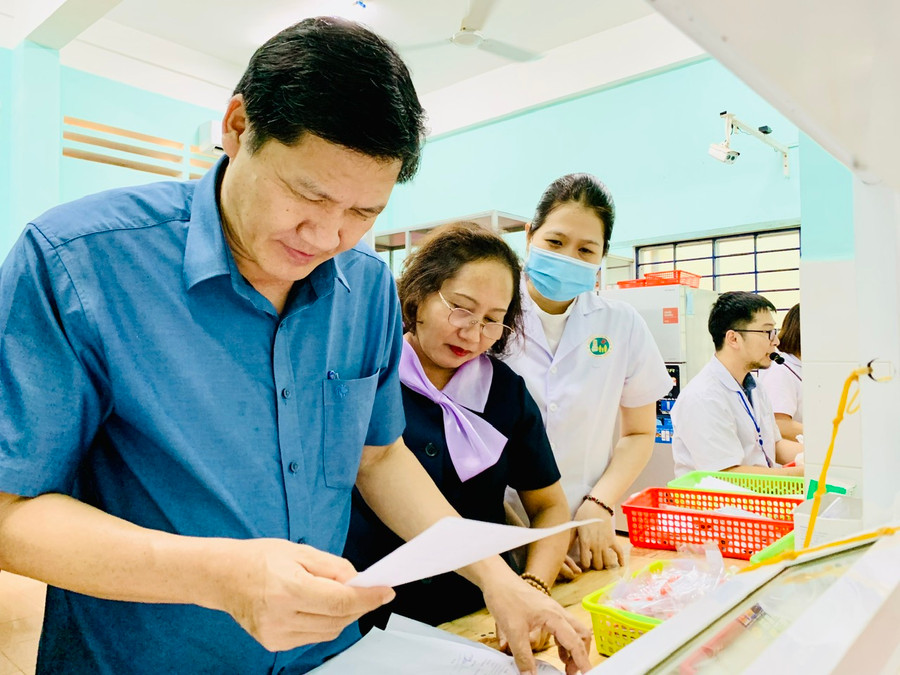 Đoàn giám sát của Hội đồng Nhân dân tỉnh Gia Lai kiểm tra việc cấp thuốc BHYT cho bệnh nhân tại Bệnh viện Đa khoa tỉnh. Ảnh: Như Nguyện Đoàn giám sát của Hội đồng Nhân dân tỉnh Gia Lai kiểm tra việc cấp thuốc BHYT cho bệnh nhân tại Bệnh viện Đa khoa tỉnh. Ảnh: Như Nguyện