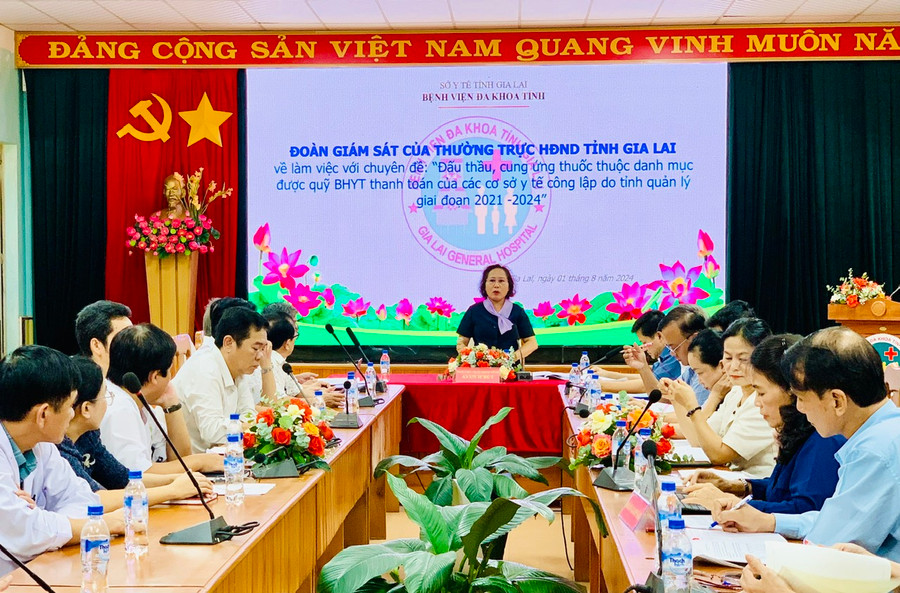 Đoàn giám sát của Hội đồng Nhân dân tỉnh Gia Lai giám sát đấu thầu, cung ứng thuốc tại Bệnh viện Đa khoa tỉnh. Bà Ayun H’Bút-Phó Chủ tịch HĐND tỉnh, Trưởng đoàn giám sát chủ trì buổi giám sát. Ảnh: Như Nguyện Đoàn giám sát của Hội đồng Nhân dân tỉnh Gia Lai giám sát đấu thầu, cung ứng thuốc tại Bệnh viện Đa khoa tỉnh. Bà Ayun H’Bút-Phó Chủ tịch HĐND tỉnh, Trưởng đoàn giám sát chủ trì buổi giám sát. Ảnh: Như Nguyện