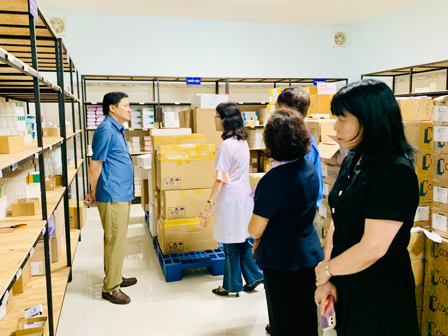Đoàn giám sát của Hội đồng Nhân dân tỉnh Gia Lai kiểm tra việc bảo quản thuốc tại Bệnh viện Đa khoa tỉnh. Ảnh: Như Nguyện Đoàn giám sát của Hội đồng Nhân dân tỉnh Gia Lai kiểm tra việc bảo quản thuốc tại Bệnh viện Đa khoa tỉnh. Ảnh: Như Nguyện