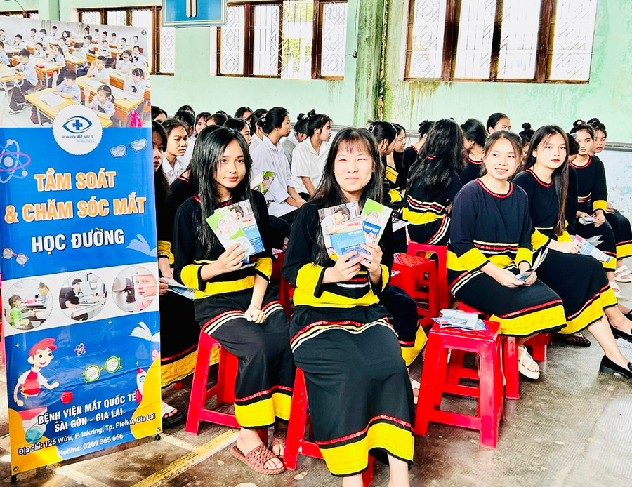 285 học sinh dân tộc thiểu số Trường Phổ thông Dân tộc Nội trú tỉnh được khám tầm soát và tư vấn các bệnh lý về mắt miễn phí sáng 18-5. Ảnh: Huy Hào 285 học sinh dân tộc thiểu số Trường Phổ thông Dân tộc Nội trú tỉnh được khám tầm soát và tư vấn các bệnh lý về mắt miễn phí sáng 18-5. Ảnh: Huy Hào