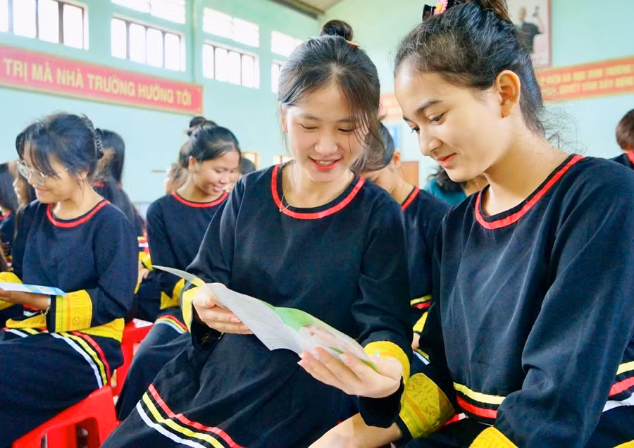 Các em học sinh tìm hiểu các bệnh lý về mắt. Ảnh: Như Nguyện Các em học sinh tìm hiểu các bệnh lý về mắt. Ảnh: Như Nguyện