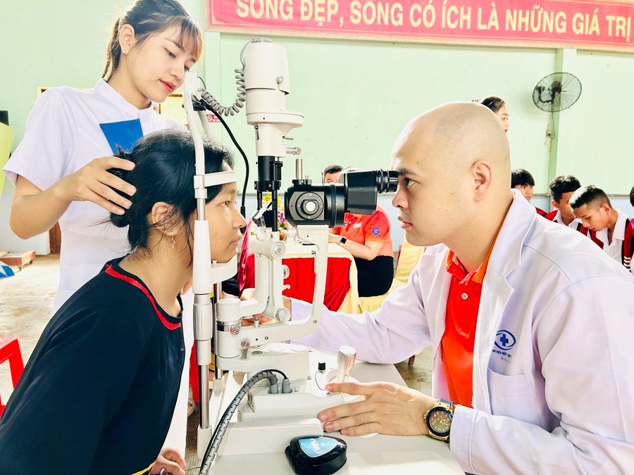 Qua khám cho 285 học sinh dân tộc thiểu số Trường Phổ thông Dân tộc Nội trú tỉnh, có khoảng 30% học sinh mắc các tật khúc xạ. Ảnh: Như Nguyện Qua khám cho 285 học sinh dân tộc thiểu số Trường Phổ thông Dân tộc Nội trú tỉnh, có khoảng 30% học sinh mắc các tật khúc xạ. Ảnh: Như Nguyện