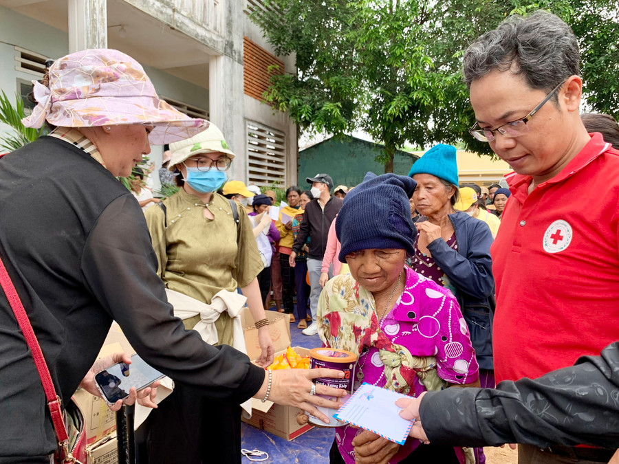 Ban tổ chức trao tặng quà cho các hộ nghèo khó khăn. Ảnh: Như Nguyện
